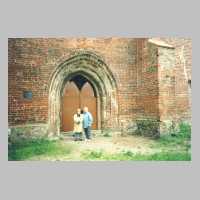 111-1112 Regina Feld (links) mit ihrer Freundin vor dem von der Kreisgemeinschaft Wehlau eingebauten Tor an der Wehlauer Kirche im Jahre 2001.jpg